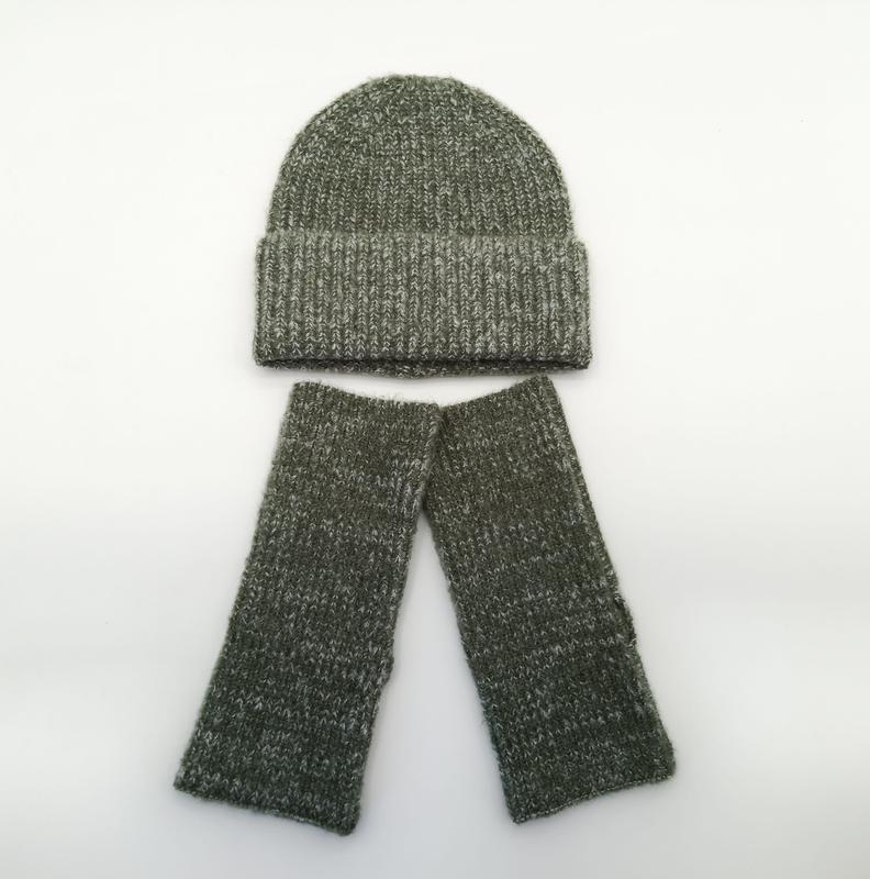 Olivgrüne melierte Rippenstrickmütze mit passenden fingerfreien Handschuhen, nebeneinander auf weißem Hintergrund