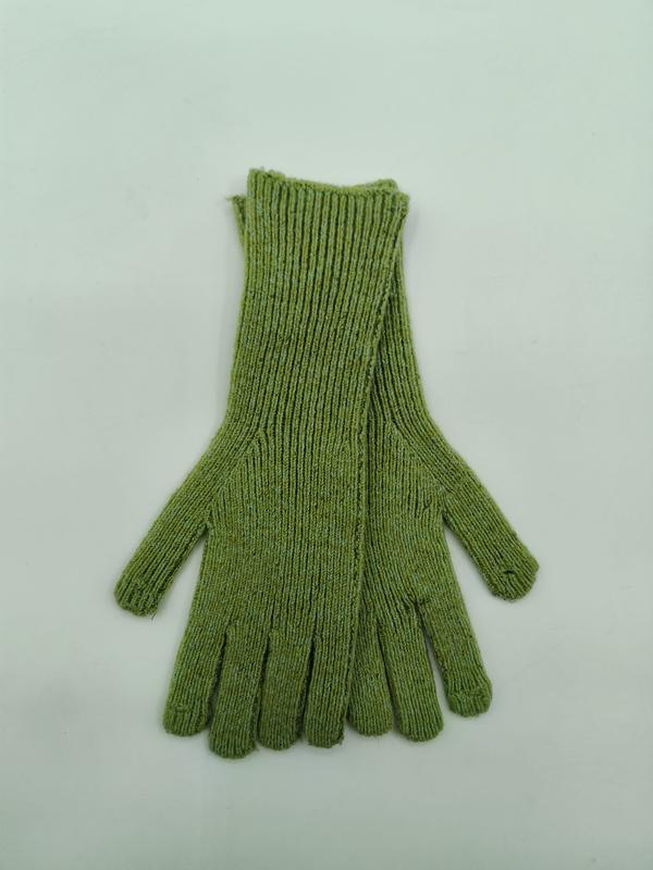 Olivgrüne Strickhandschuhe mit verlängertem Schaftbündchen in Draufsicht auf weißem Hintergrund, klassisches Fünf-Finger-Design