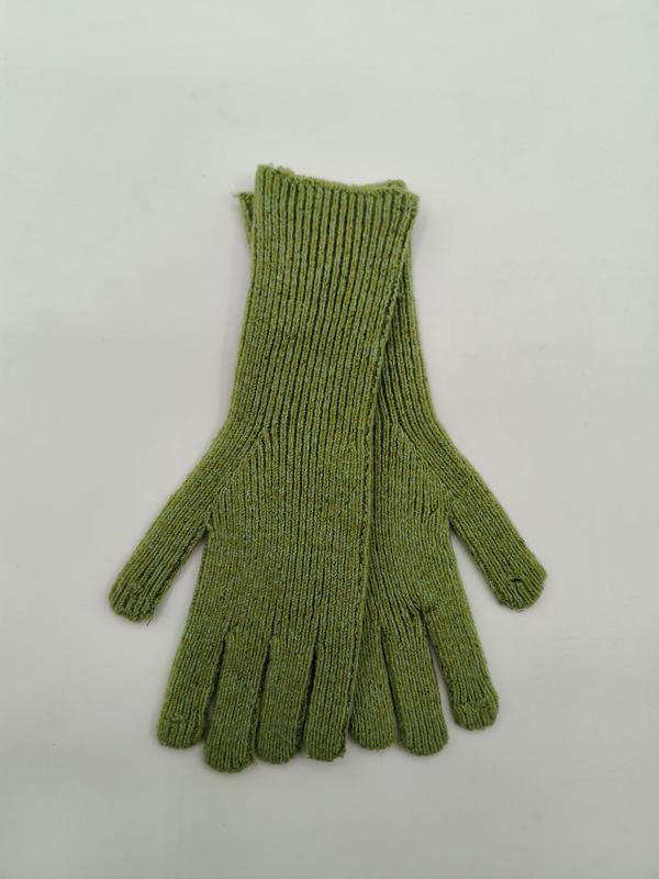 Draufsicht auf olivgrüne Rippstrickhandschuhe mit breitem Stulpenbündchen auf weißem Untergrund