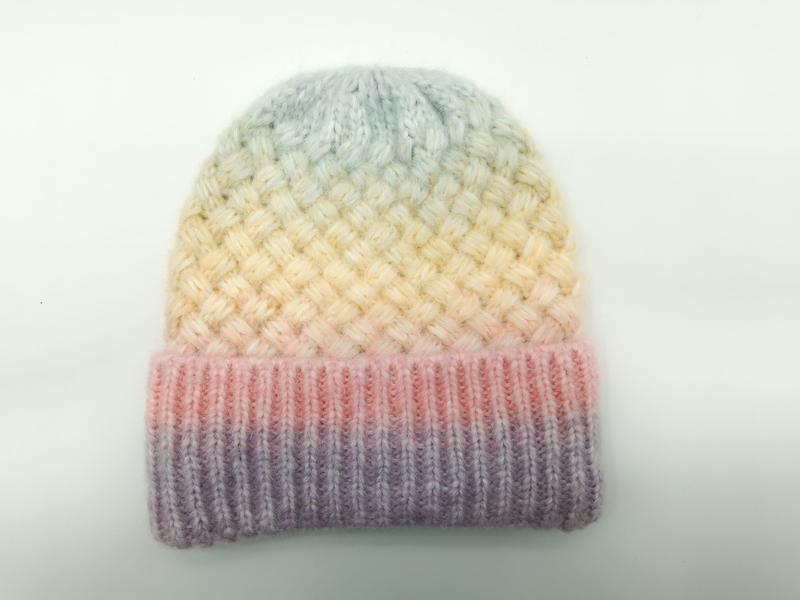 Handgestrickte Mütze mit sanftem Farbübergang von Lavendel über Rosa und Gelb bis zu Himmelblau, mit Korbgeflecht-Muster und Rippenbund