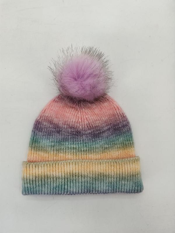 Bunt gestrickte Ombré-Mütze mit Farbverlauf in Rosa, Lila, Türkis und Gelb sowie lavendelfarbenem Kunstfell-Pompon