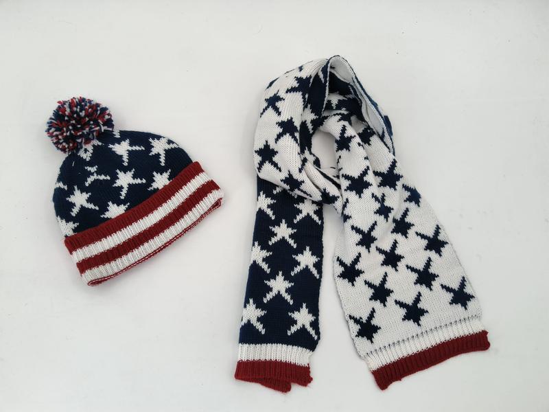 Strickmütze mit Bommel und passender Schal mit Sternenmuster in Marineblau, Rot und Weiß, Gesamtansicht