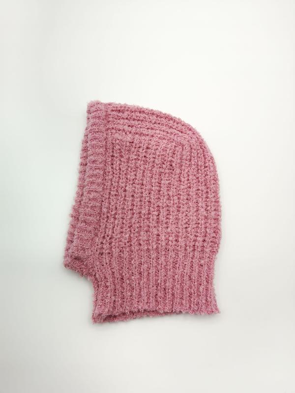 Pinkfarbene Skimaske aus kuscheligen Grobstrick mit Waffelstruktur – Flachansicht zeigt offene Strickoptik und Gesichtsausschnitt