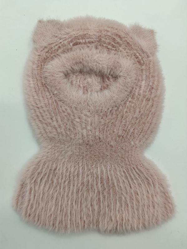 Pastellrosa Plüsch-Balaclava mit Katzenohren und geripptem Nackenwärmer, flach auf weißem Hintergrund liegend