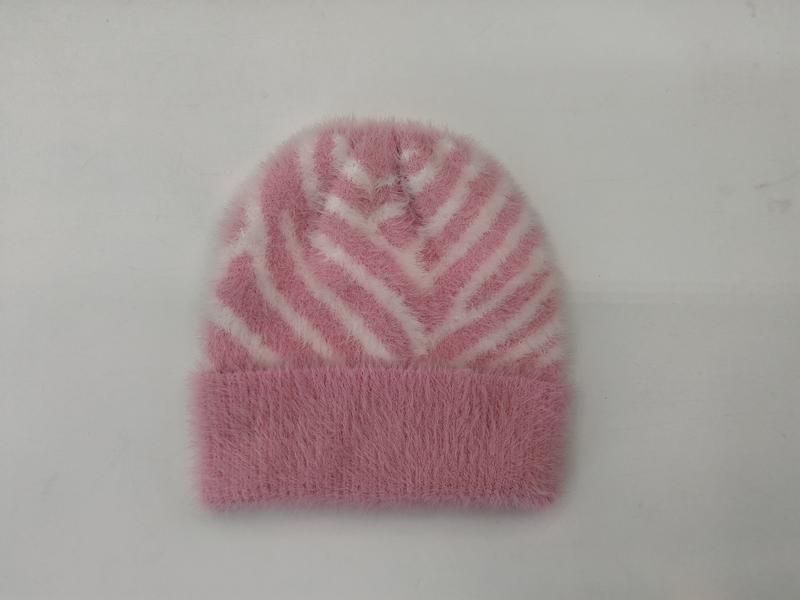 Pinke Felloptik-Wintermütze mit kontrastierendem weißem Zebraprint und Umschlagrand auf weißem Untergrund