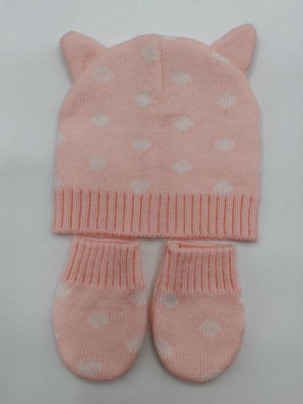 Rosa gestricktes Baby-Set bestehend aus Mütze mit Katzenohren und weißem Herzmuster sowie passenden Fäustlingen auf weißem Hintergrund