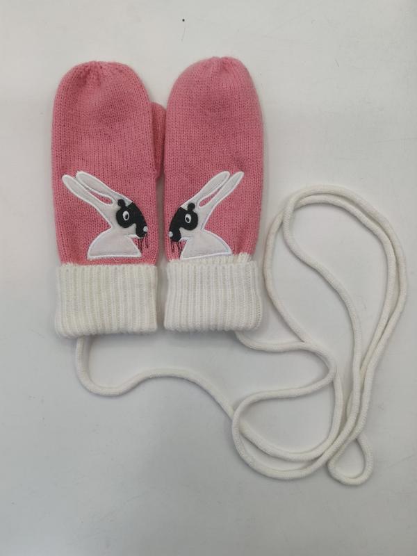 Rosa gestrickte Kleinkind-Handschuhe mit schwarz-weißem Hasen-Motiv, weißen Rippenbündchen und langer Verbindungsschnur