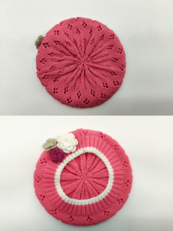 Rosa gestrickte Baskenmütze mit Lochstrickmuster, weißem Rippenbündchen und drei Häkelblumen-Applikationen in Rosa, Weiß und Beige