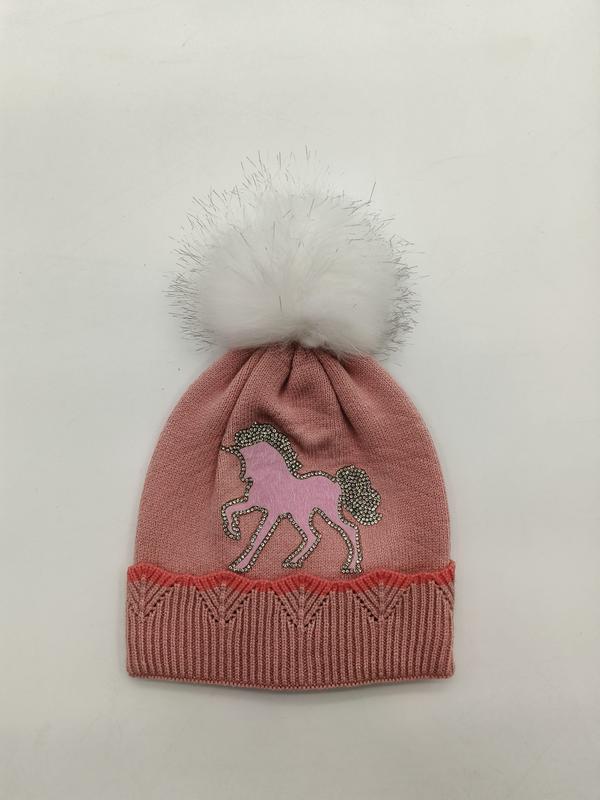 Rosa Strickmütze für Mädchen mit glitzerndem Einhorn-Aufnäher und fluffigem weißen Kunstfell-Bommel oben