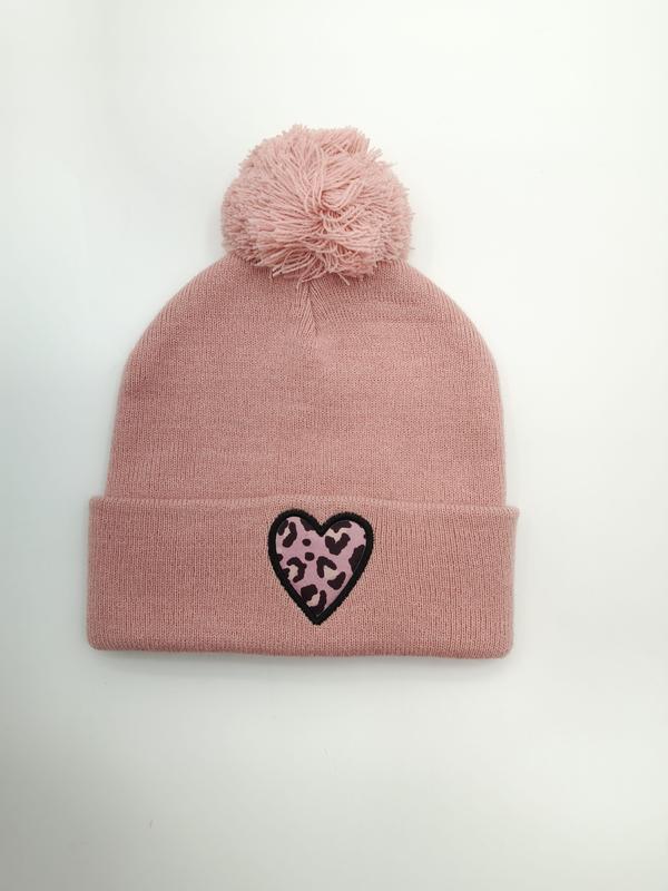 Altrosa Strickbeanie mit weichem Bommel auf der Spitze und auffälligem Herz-Patch im Leopardenmuster am gefalteten Bündchen