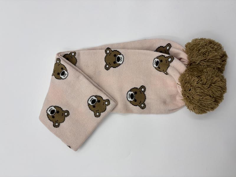 Rosafarbener gestrickter Schal mit allover Teddybär-Gesichtsmuster und großem olivgrünem Wollbommel am Ende