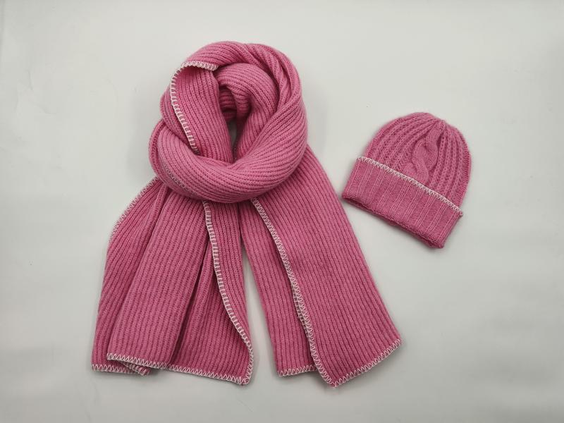 Pinkes Strick-Winterset aus geripptem Schal und passender Beanie-Mütze mit kontrastierender weißer Kantennaht