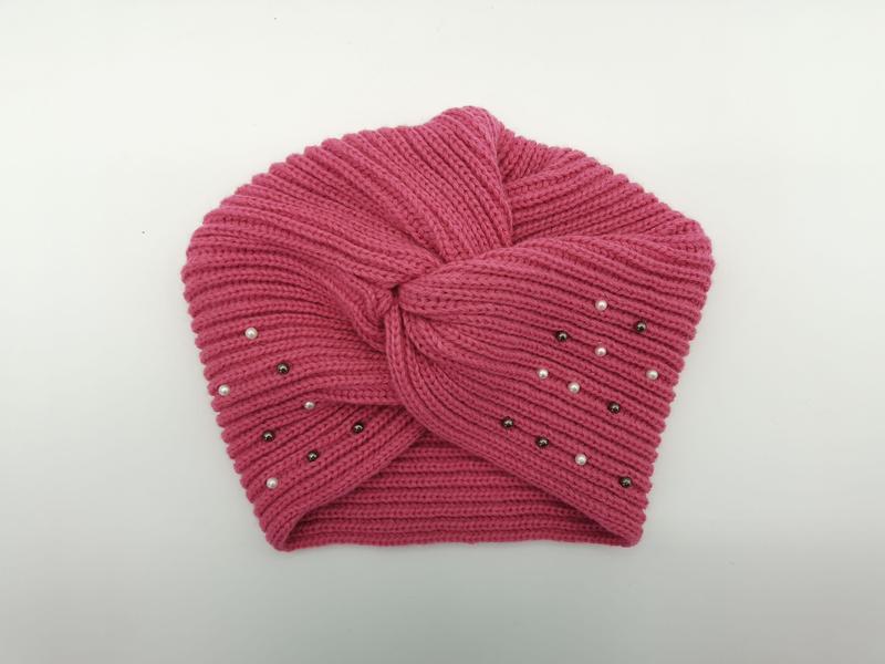 Rosafarbene Strickmütze im Turban-Stil mit Knotendetail an der Stirn und aufgenähten Zierperlen in Weiß und Anthrazit