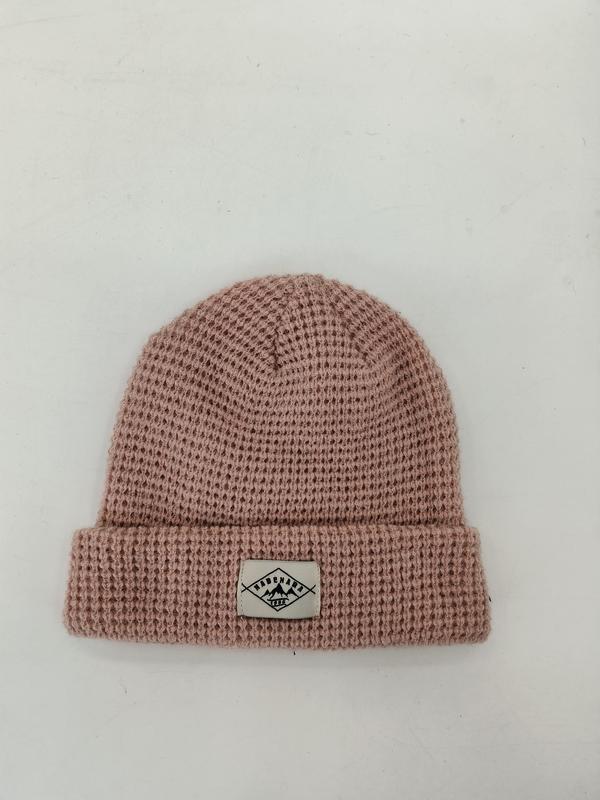 Strickmütze in Altrosa mit Waffelstruktur, umgeschlagenem Bund und gewebtem Etikett-Patch, Draufsicht auf weißem Untergrund