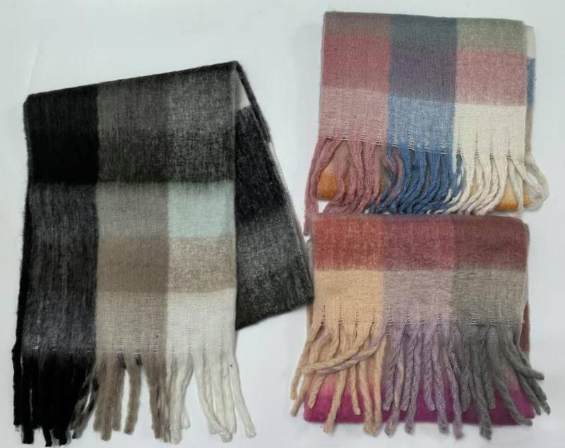 Drei gebürstete Karomuster-Schals mit Fransen: dunkelgrau-schwarz mit Mint sowie zwei rosé-blau-senfgelbe Multicolor-Überwürfe