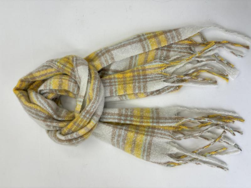 Weicher Webschal mit gelbem und beige-cremefarbenem Karomuster und dekorativen Fransenden, locker geknotet