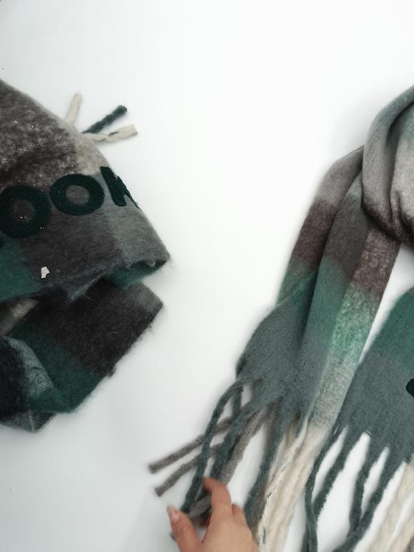 Zwei Karostoffe aus Wollmischung in Grün-Grau-Braun-Ombré mit Fransenenden, einer gefaltet und einer ausgebreitet auf weißem Untergrund