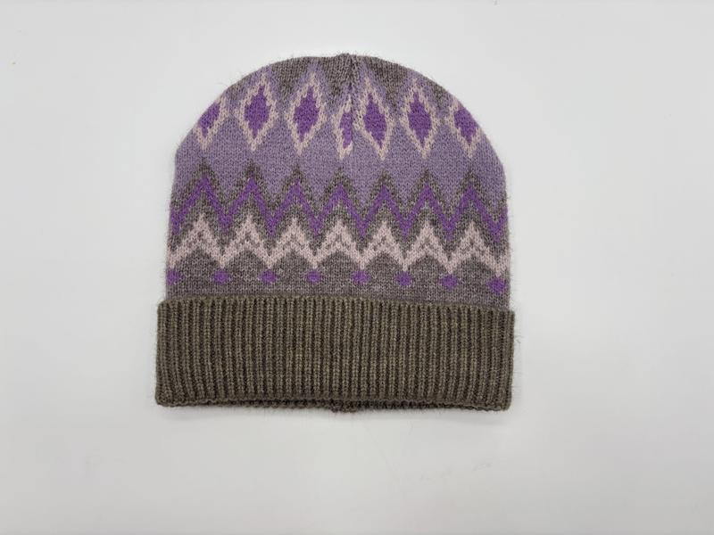 Gestrickte Beanie-Mütze mit lila-grauem Fair-Isle-Rauten- und Chevronmuster sowie breitem Rippenbündchen