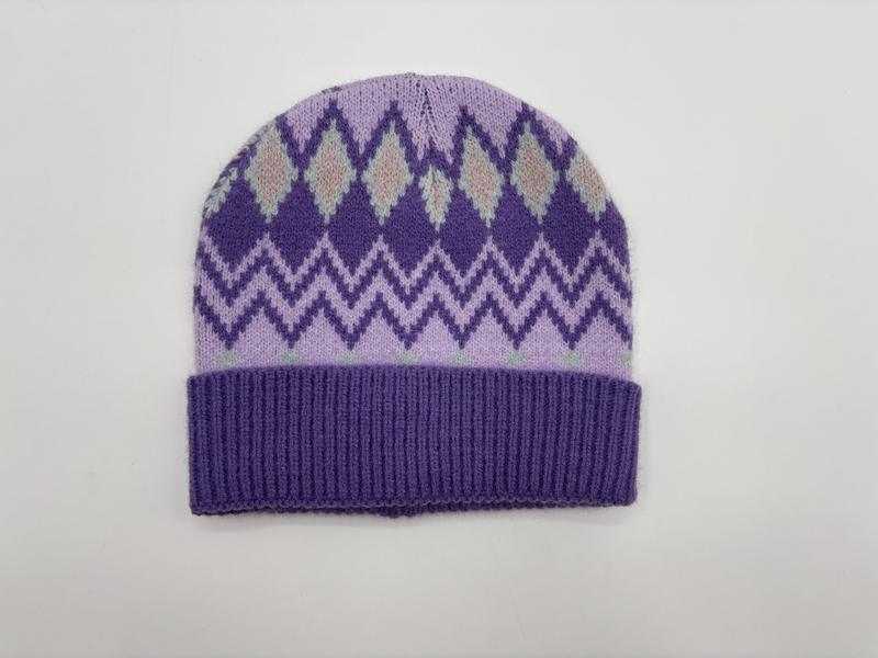 Wintermütze in Violett und Lavendel mit geometrischem Rautenmuster und Rippbündchen aus weichem Strickstoff