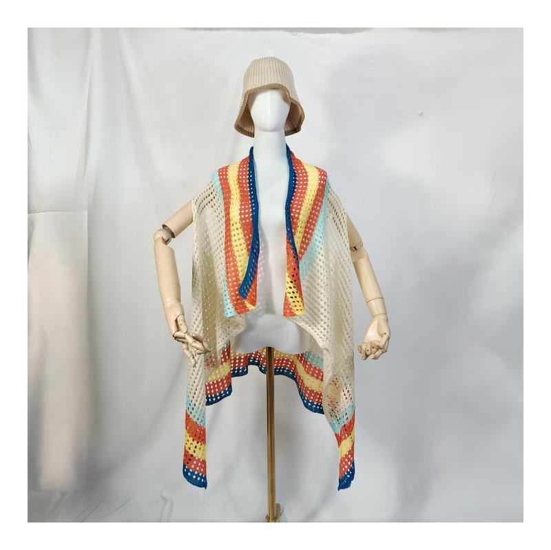 Cremefarbene Häkelweste im offenen Kimono-Stil mit bunten Streifen in Blau, Orange, Gelb und Mint auf Schaufensterpuppe mit Bucket Hat