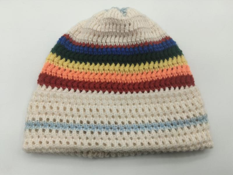 Gestrickte Mütze in Cremefarben mit bunten Streifen in Rot, Orange, Gelb, Grün und Blau sowie offenem Netzmuster am Körper