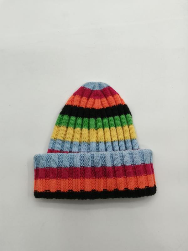 Bunte Strickmütze mit Umschlagrand in leuchtenden Streifen – Blau, Rosa, Orange, Schwarz, Grün und Gelb auf weißem Hintergrund