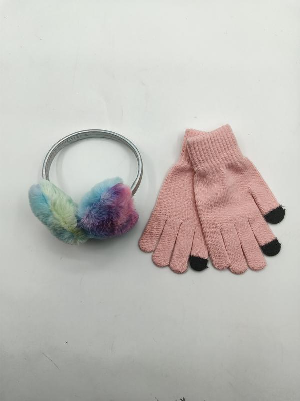 Bunt gemusterte Batik-Plüsch-Ohrenschützer mit Silberhaarreif und rosafarbene Strickhandschuhe mit Smartphone-Funktion, Flachbild auf weißem Hintergrund