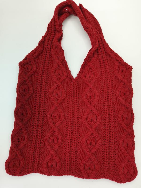 Rote Baumwolltasche mit Flechtmuster und einzelnem Schulterhenkel auf weißem Hintergrund