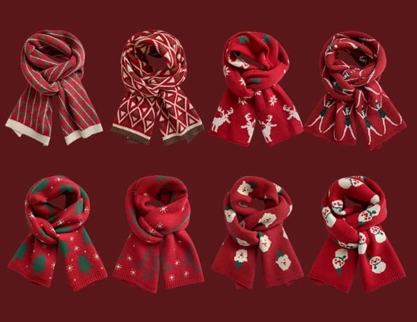 Acht rote Strickschals mit verschiedenen Weihnachtsmustern: Rentiere, Schneemänner, Nikolaus, Schneeflocken und Tannenbäume auf dunkelrotem Untergrund