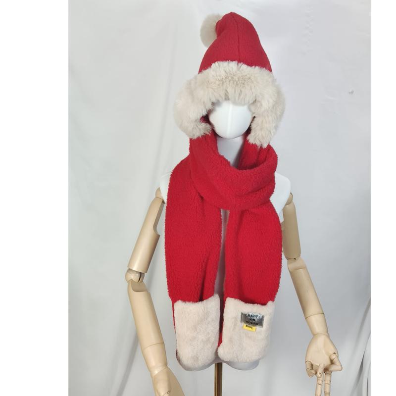 Rotes Fleece-Kinderset aus Kapuzenmütze und Schal mit cremefarbenem Kunstfellrand und weißem Bommel auf Schaufensterkopf
