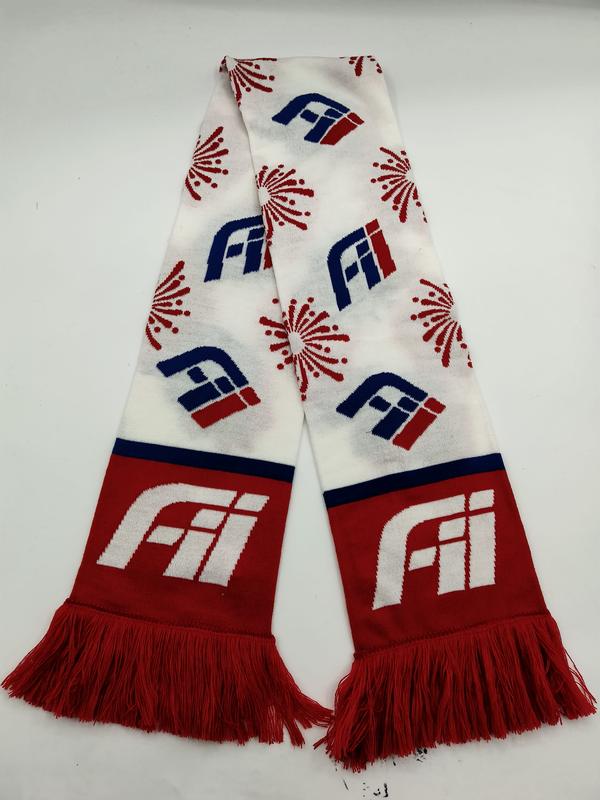 Gestrickter Fußball-Fanschal in Rot, Weiß und Blau mit Allover-Logo-Motiven und Feuerwerk-Ornamenten sowie roten Fransen an beiden Enden