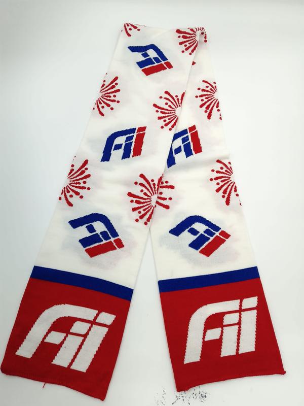 Jacquard-Strickschal in Rot, Weiß und Blau mit Allover-Logo-Motiven, Feuerwerk-Design und großem weißen Emblem an den Enden