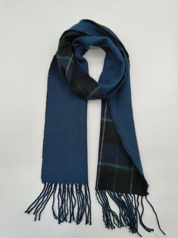 Doppelseitiger Winterschal: eine Seite einfarbig Blaugrün, andere Seite Tartan-Karo in Marine und Grün, mit geknoteten Quastenden