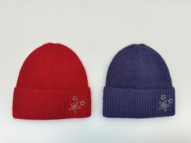 Zwei flauschige Rippenstrickmützen in leuchtendem Rot und Violett mit glitzerndem Strass-Stern-Applikation am Umschlag