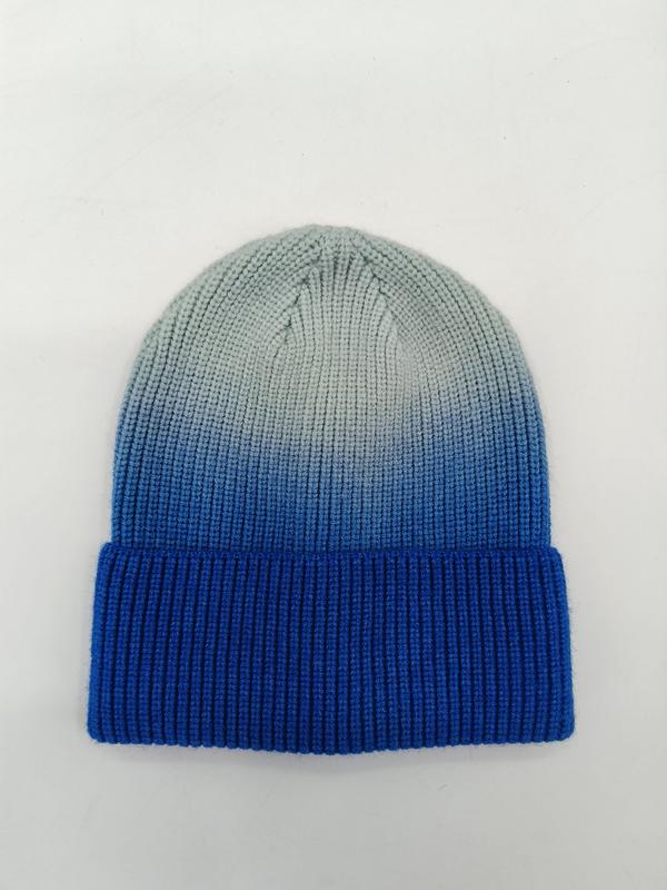 Strukturierte Wintermütze mit markanter Farbverlauf-Optik von Taubenblau zu Grau, flach aufgenommen auf hellem Hintergrund