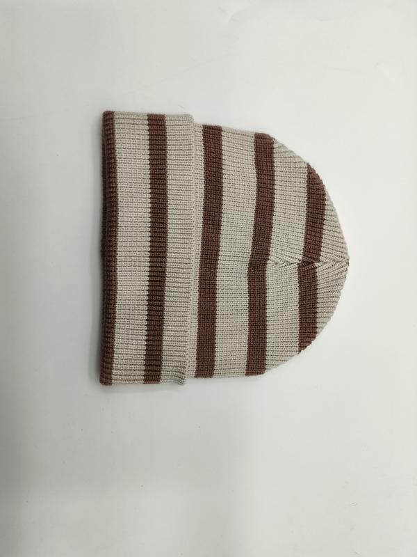 Gefaltete Rippenstrickmütze mit horizontalen Streifen in Braun und Naturweiß auf weißem Untergrund – Detailansicht der Strickstruktur