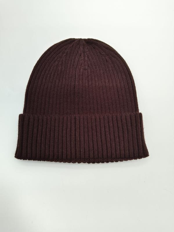 Dunkelrote Rippstrick-Mütze mit umgeschlagenem Bündchen, auf weißem Untergrund, Unisex-Winteraccessoire