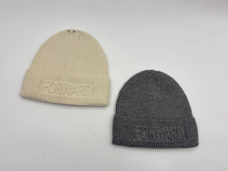 Zwei Rippenstrickmützen in Creme und Grau mit ton-in-ton geprägtem Forward-Logo am Umschlagbündchen, flach auf weißem Untergrund
