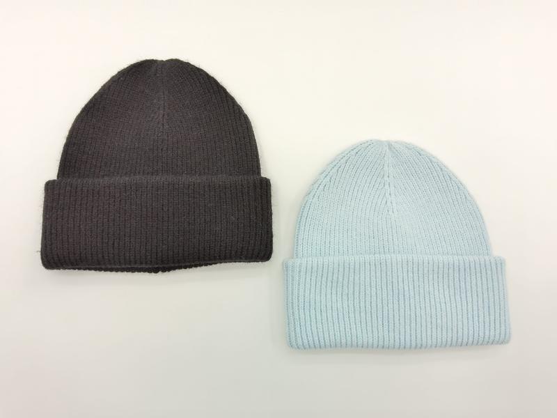 Zwei gerippte Umschlagrand-Beanies nebeneinander – eine in Anthrazitgrau und eine in Hellblau – auf weißem Hintergrund