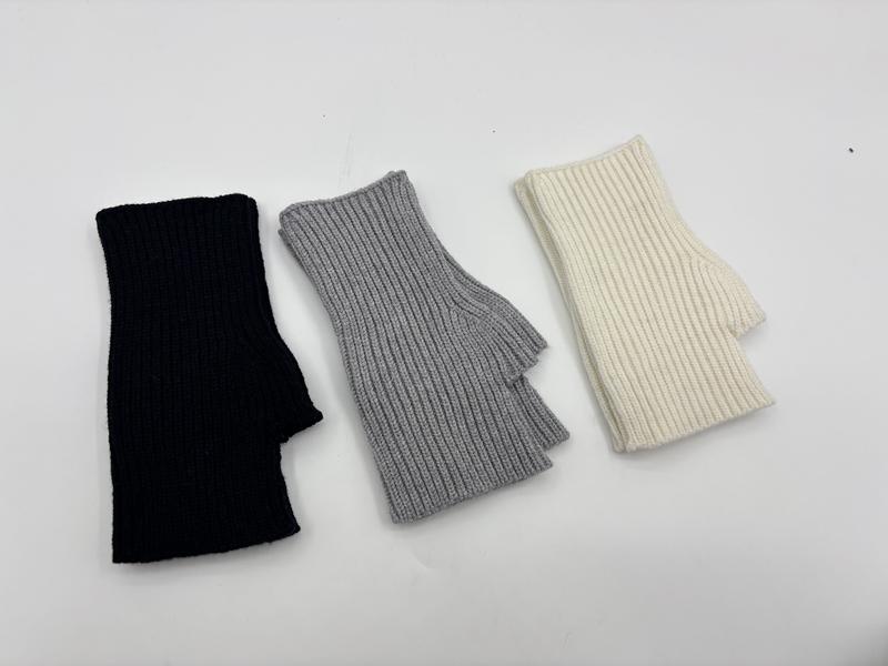 Fingerfreie Rippenstrickhandschuhe in drei Farben – Schwarz, Mittelgrau und Cremeweiß – als Flachfoto auf hellem Untergrund
