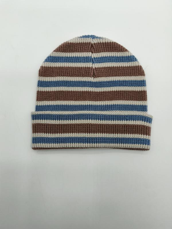 Rippenstrickmütze mit horizontalen Streifen in Blaugrau, Braun und Beige mit umgeklapptem Bündchen – flach auf weißem Untergrund