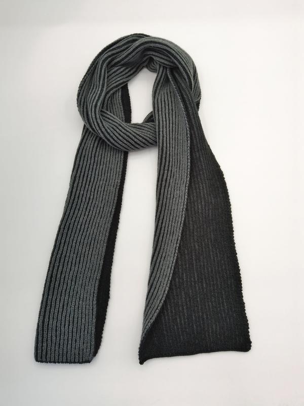 Rippenstrickschal in Anthrazit und Schwarz, aufgefaltet und locker drapiert, mit sichtbarem Strickmuster