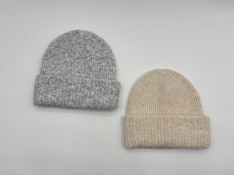 Zwei Rippenstrickmützen mit Umschlagbündchen aus Wollmischung – eine in Heathergrau, eine in Cremeweiß, auf weißem Hintergrund