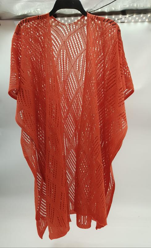 Rostoranger Häkel-Kimono mit geometrischem Lochmuster und kurzen Ärmeln auf Kleiderbügel