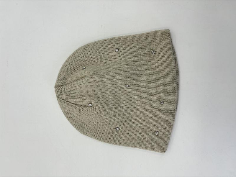 Salbeigrüne Feinstrickmütze mit funkelnden Silber-Strass-Nieten, flach auf weißem Hintergrund fotografiert