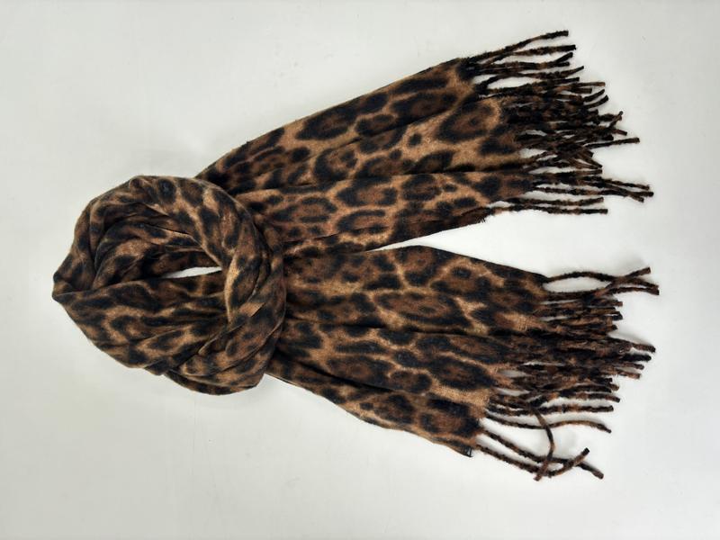 Brauner und schwarzer Animalprint-Schal mit leopardenfarbenem Muster, langen Fransen und lockerem Knoten auf weißem Hintergrund