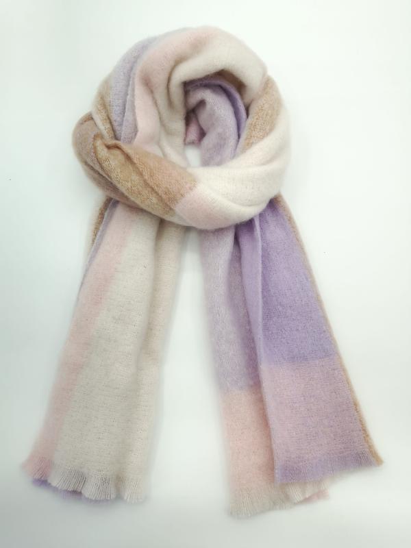Aufgerollter Mohair-Mischschal mit sanften Farbblöcken in Lavendel, Zartrosa, Creme und Kamel auf weißem Hintergrund