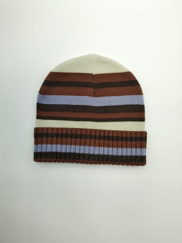 Umgeklappte Strickmütze mit breiten Querstreifen in Naturweiß, Rostbraun, Dunkelbraun und Blauviolett – Flachansicht auf weißem Hintergrund