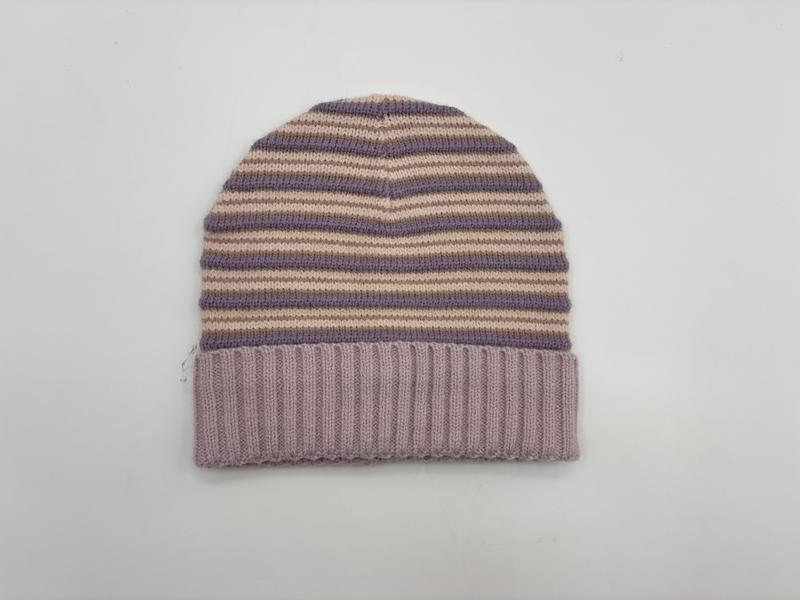 Strickmütze mit lila und beigen Querstreifen sowie einfarbigem lavendelfarbenem Umschlagbündchen, Flachlage auf weißem Hintergrund