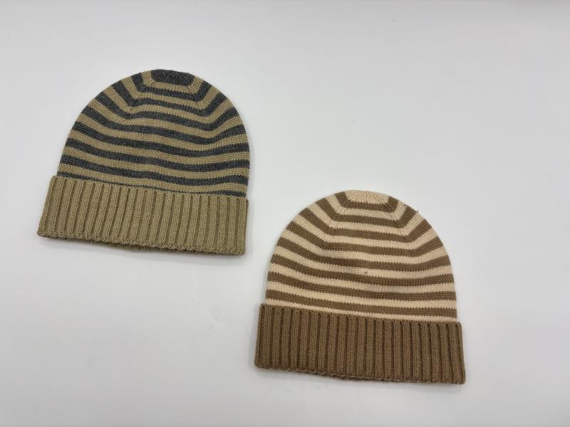 Zwei gestreifte Strickmützen mit Rippenbündchen in den Farbvarianten Khaki-Grau und Camel-Creme auf weißem Untergrund